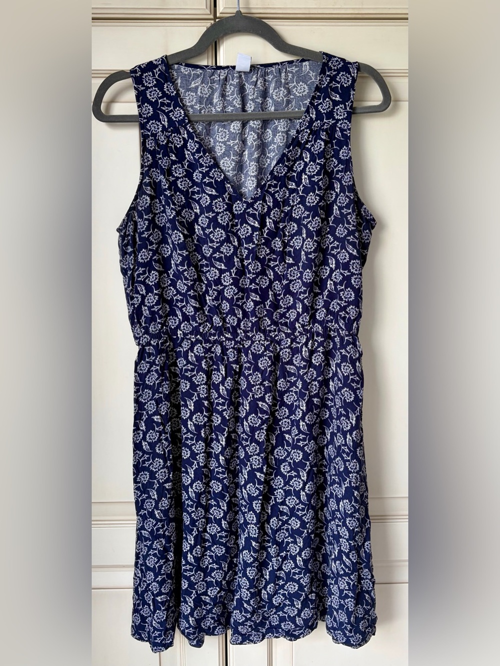 🍋 H&M Navy and White Floral V-Neck Casual Dress. Large.